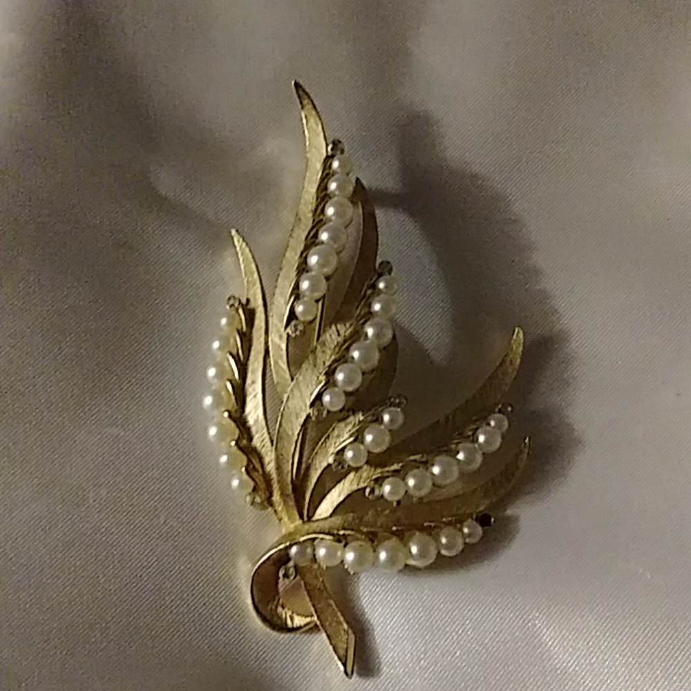 Trifari Gold Brooch with pearls